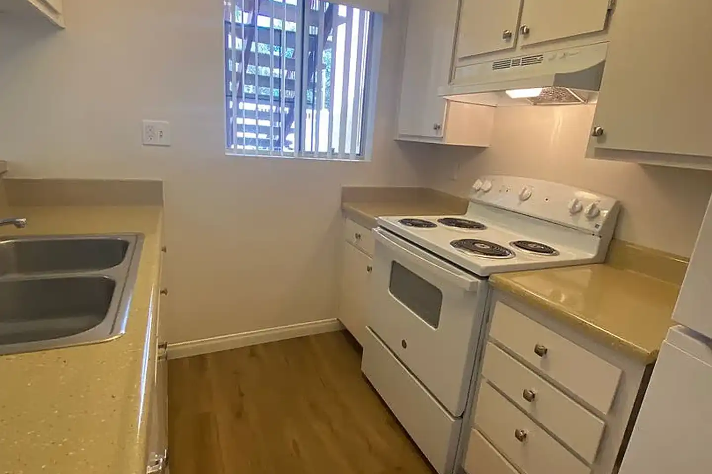 Aztec Apartments photo 5