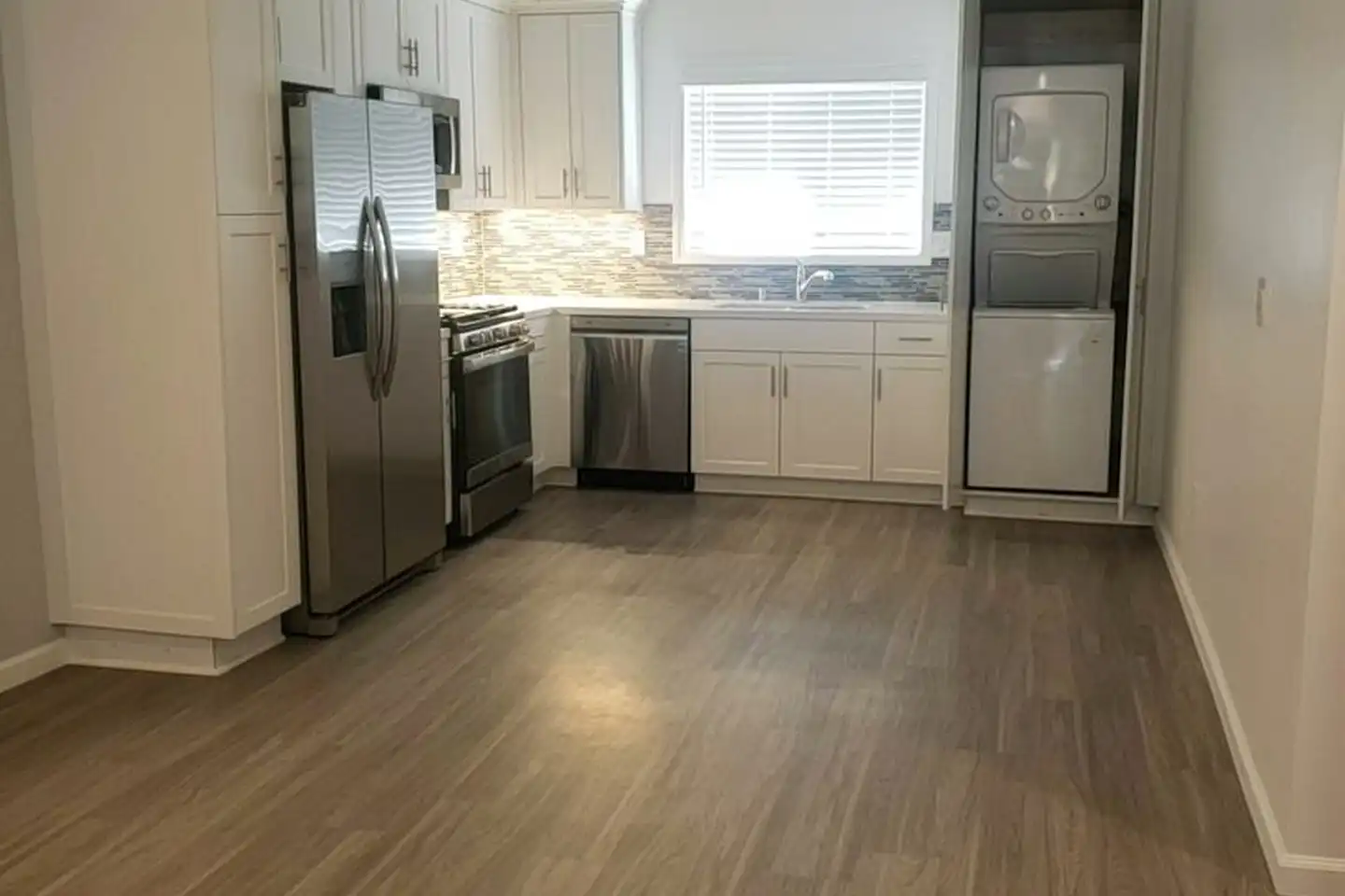 111 Robinson Ave photo 4