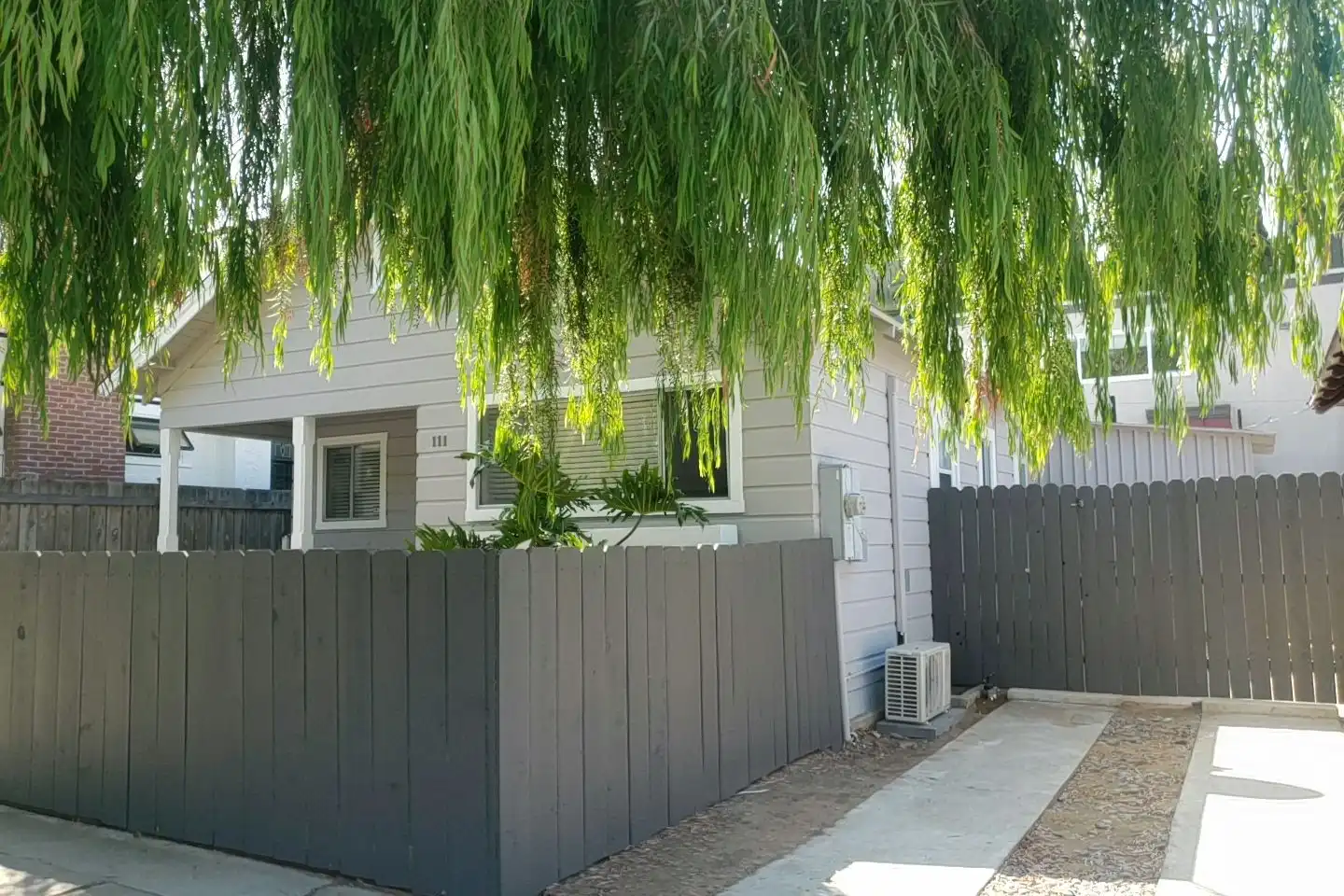111 Robinson Ave photo 2