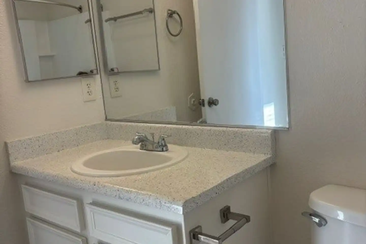 Hemlock Apartment Homes photo 5
