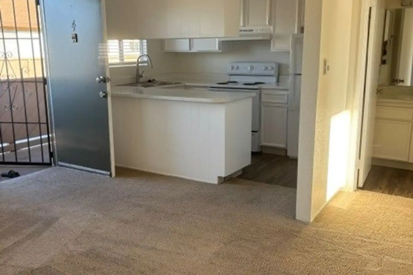Hemlock Apartment Homes photo 3