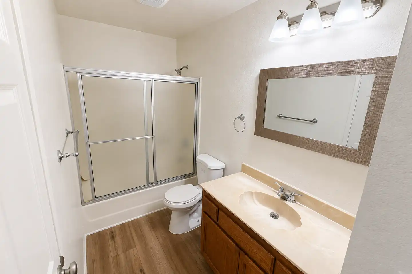 2 beds  2.0 baths photo 5