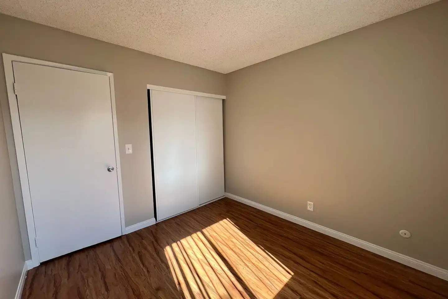 2 beds  1.0 baths photo 4