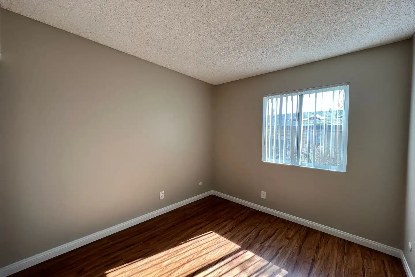 2 beds  1.0 baths photo 5
