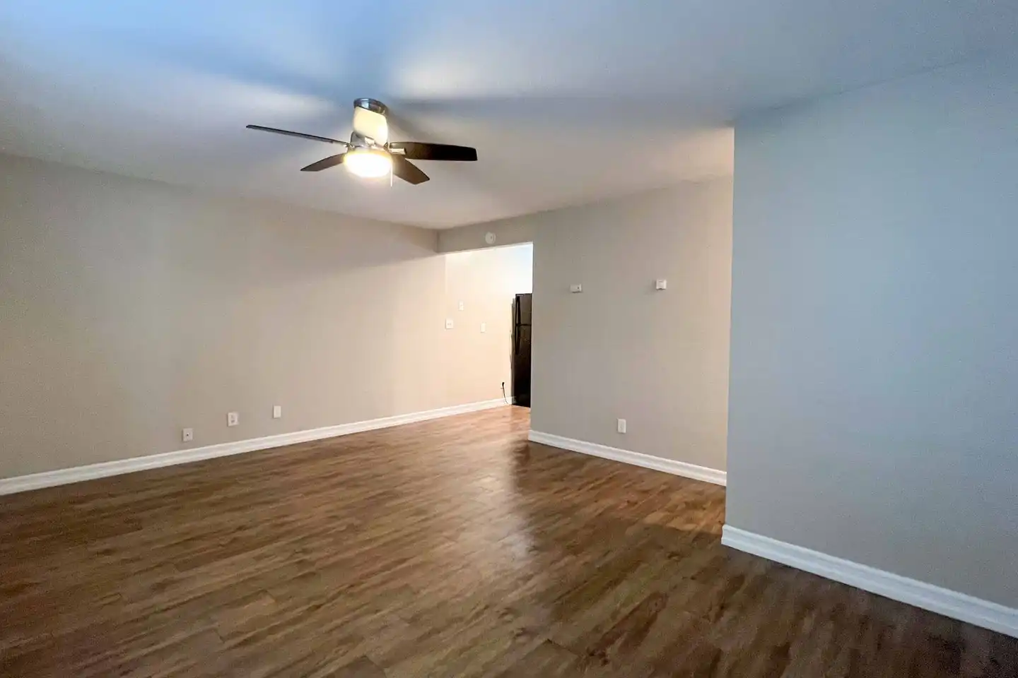 2 beds  1.0 baths photo 4
