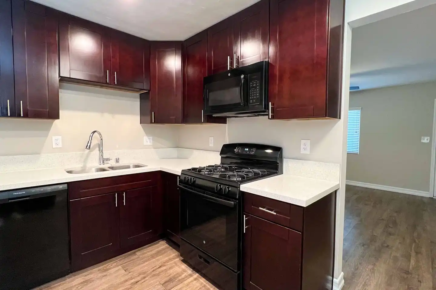 2 beds  1.0 baths photo 2