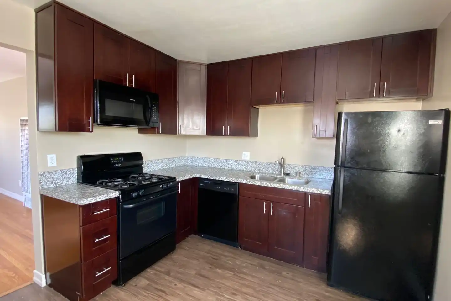 1 beds  1.0 baths photo 2