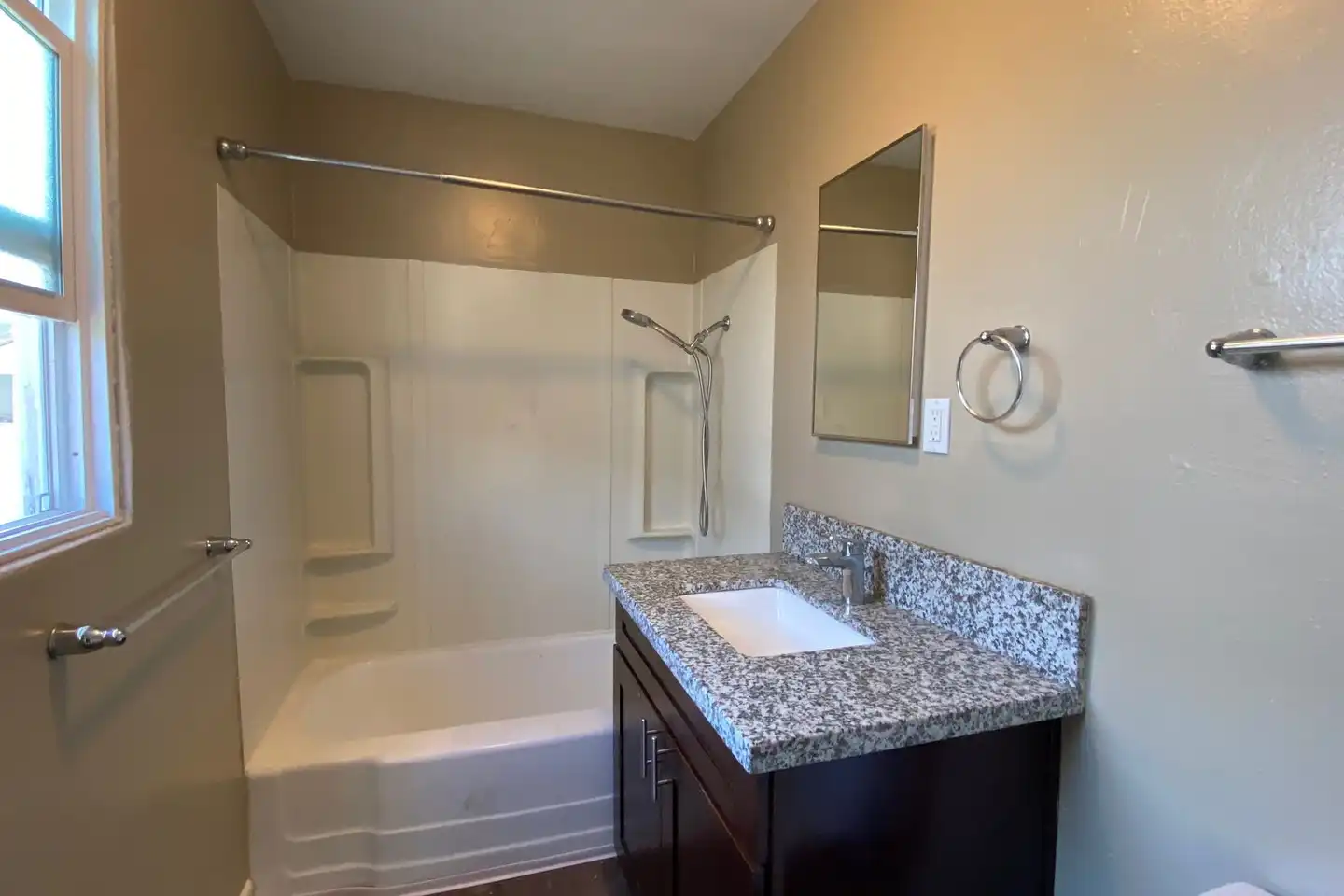 1 beds  1.0 baths photo 4