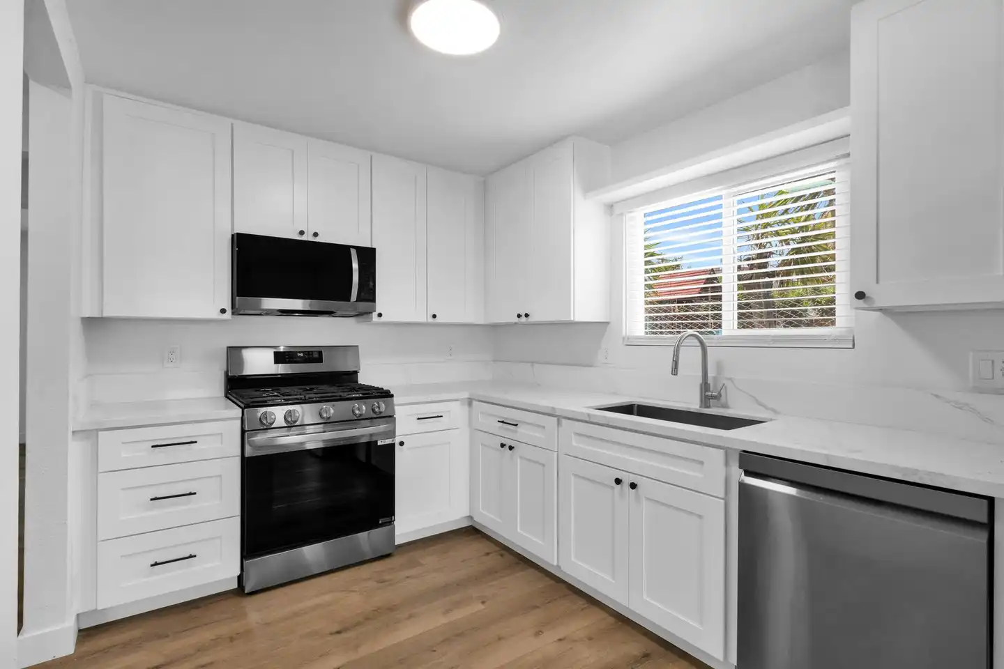428-72 W Los Angeles Dr