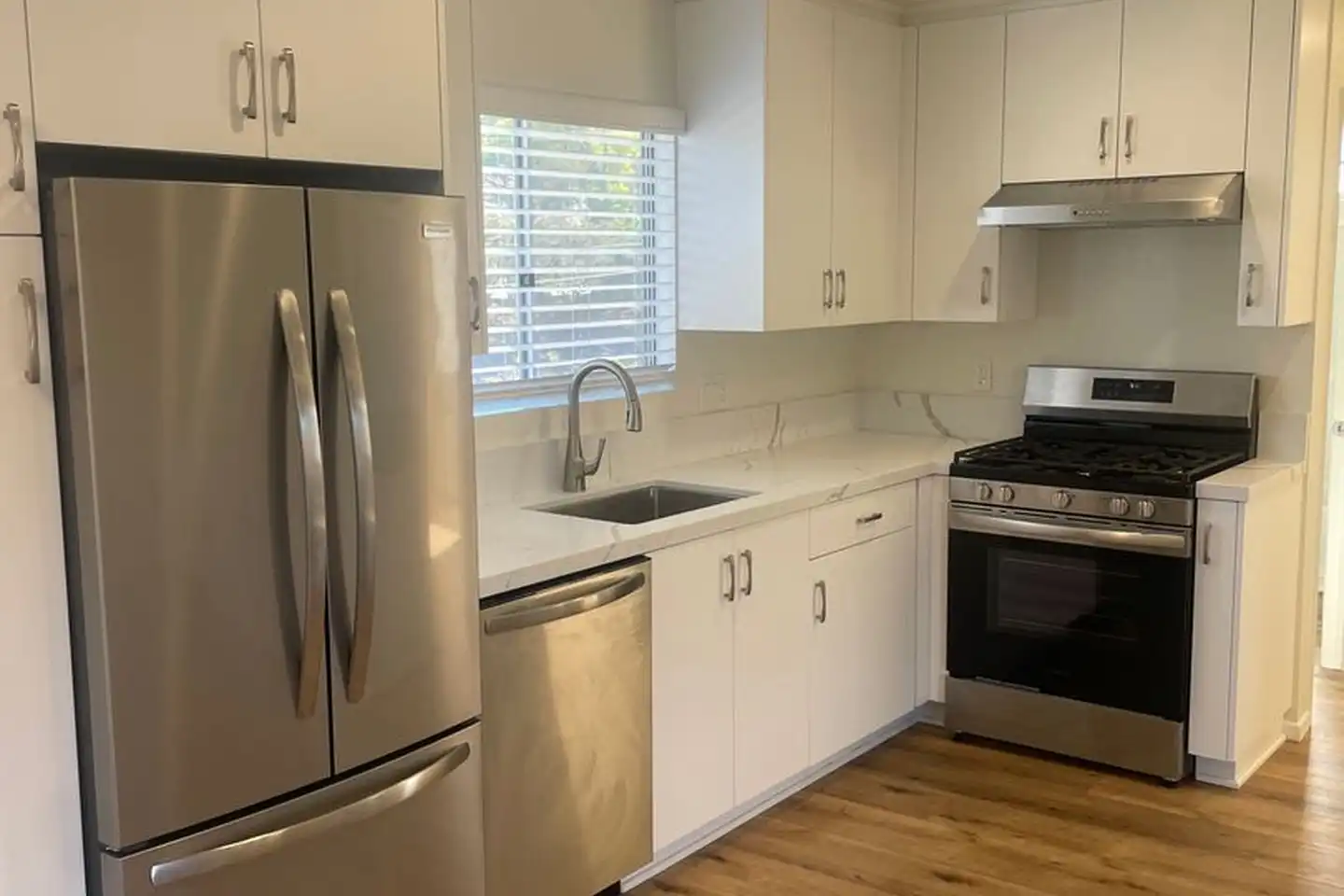 1 beds  1.0 baths (850 sqft) photo 2