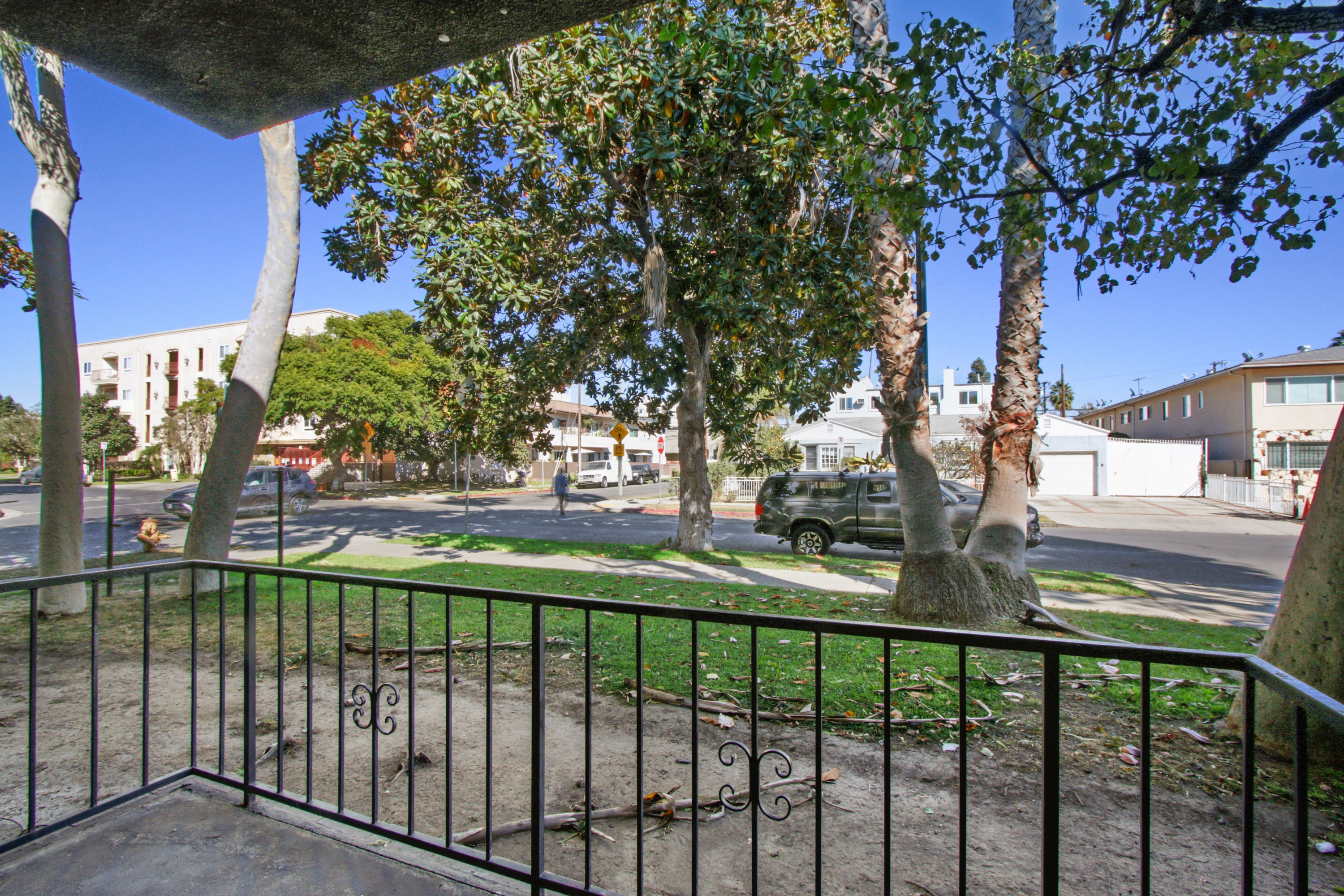 10310 Regent photo 2