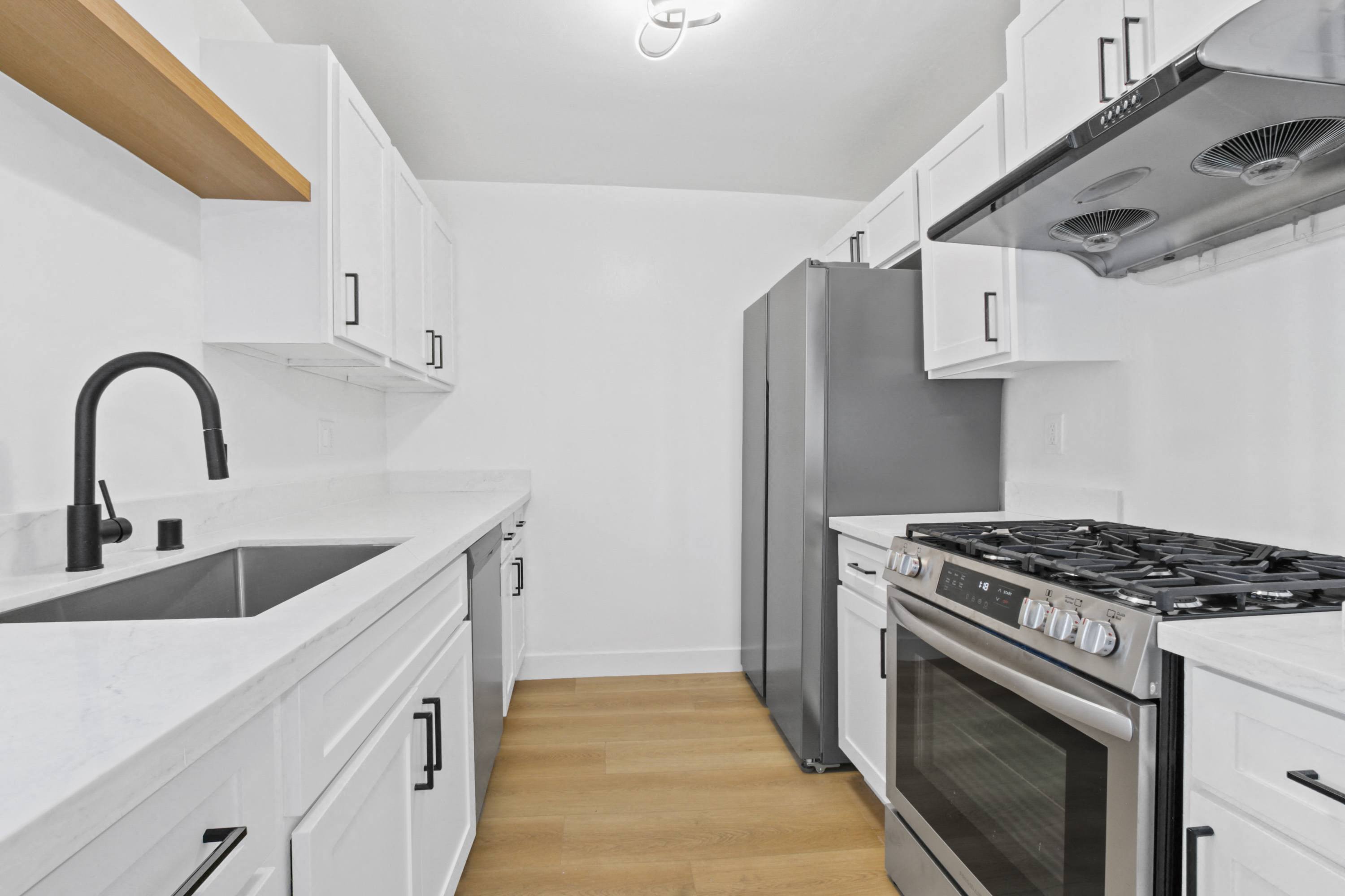 10310 Regent photo 5