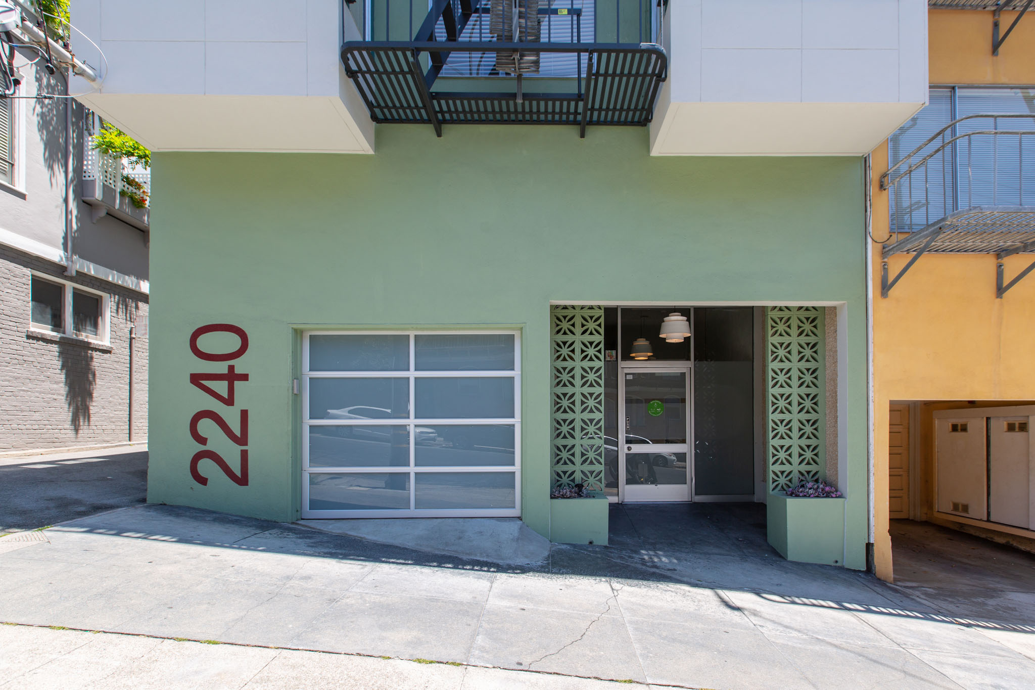 2240 Larkin photo 4