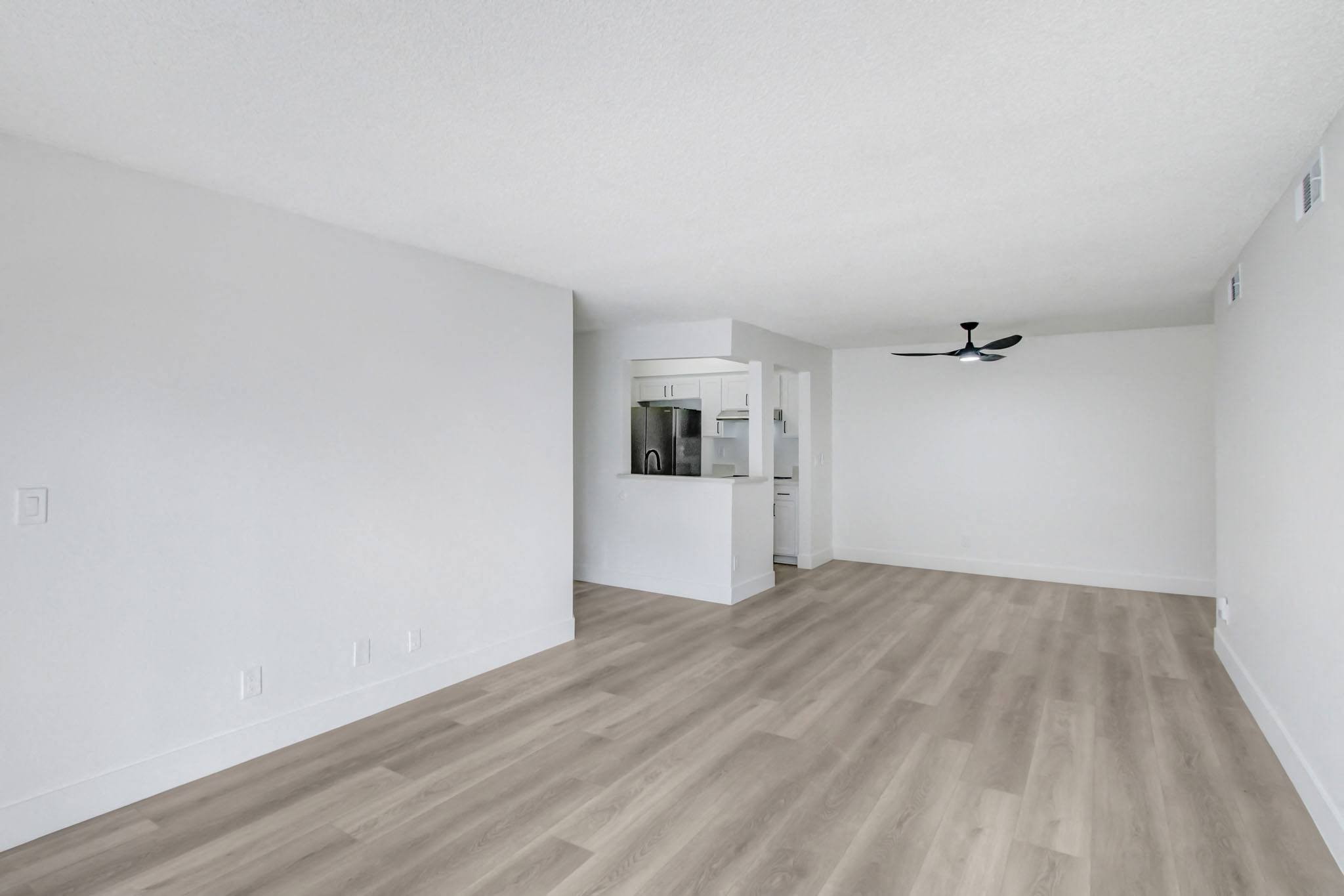 8300 De Longpre photo 3