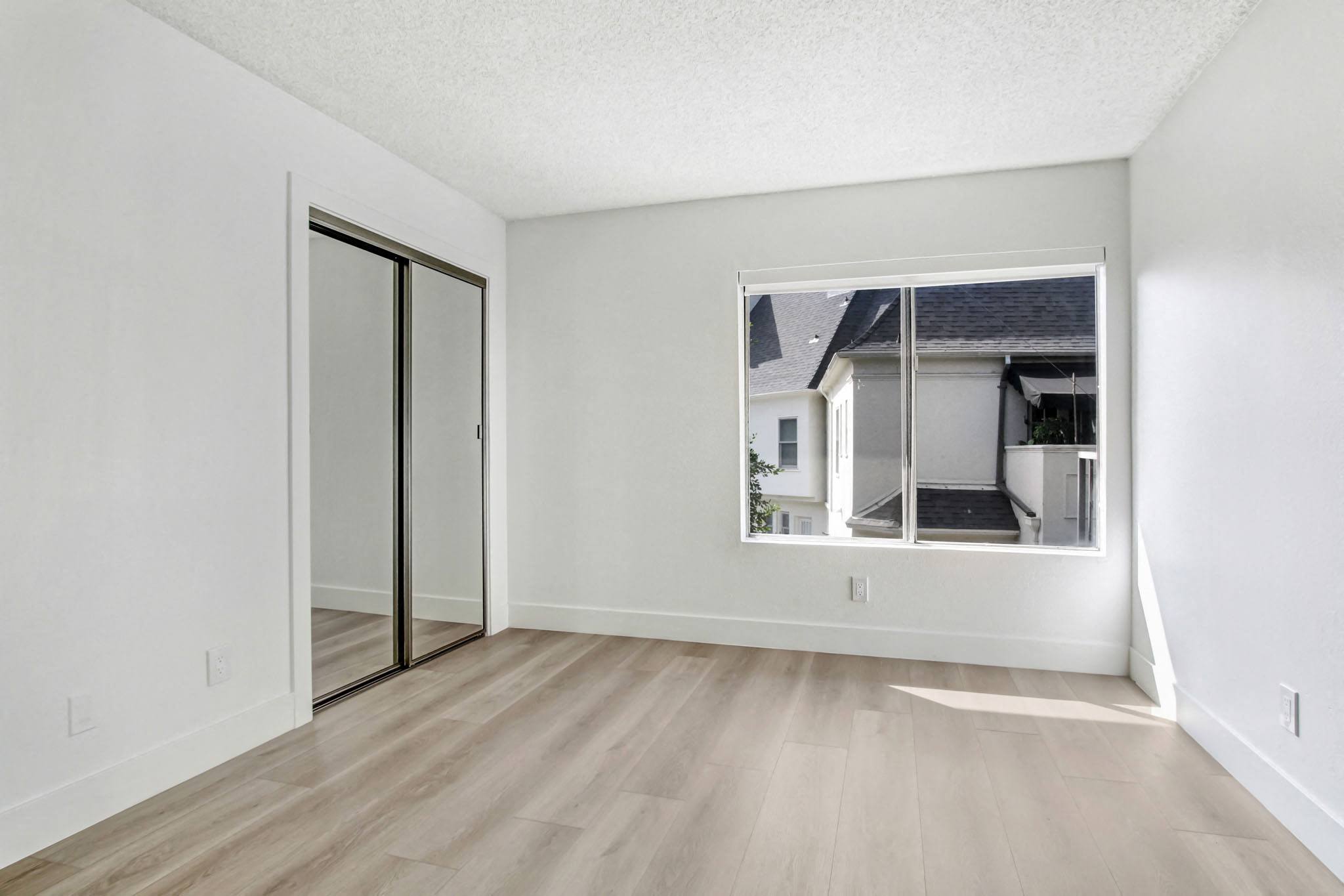 8300 De Longpre photo 5