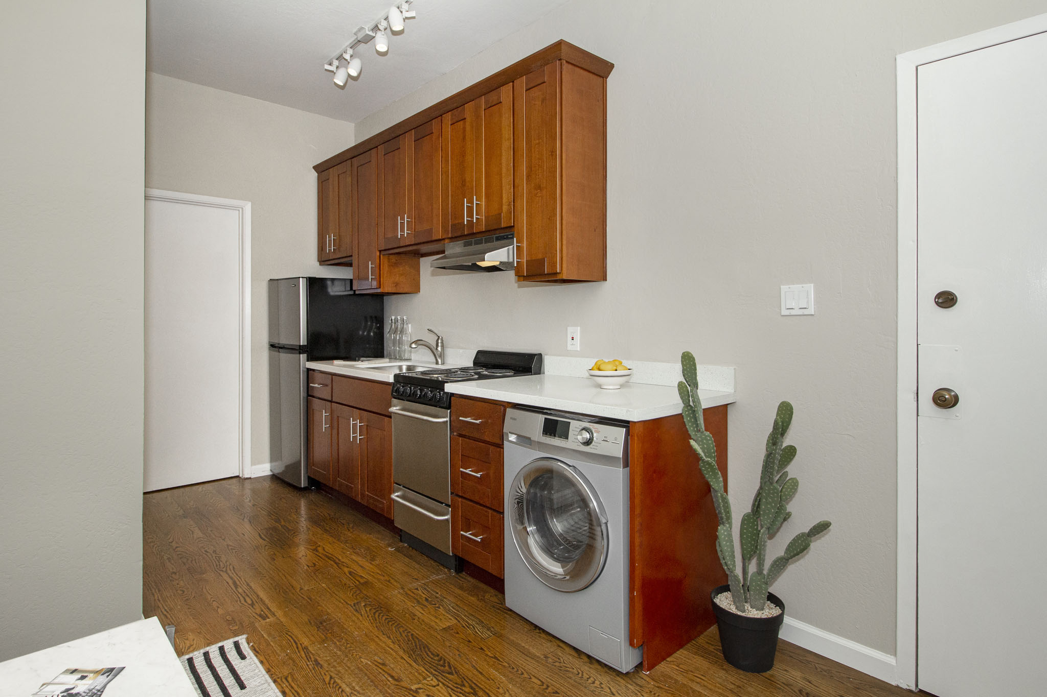 977 PINE Apartments photo 4