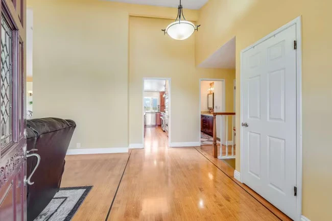 208 Crestview Dr San Carlos, CA 94070 photo 4