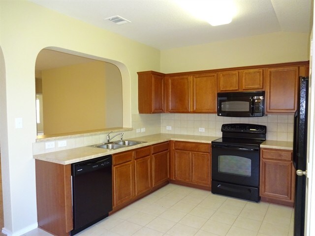 631 Tom Kemp Dr New Braunfels, TX 78130 photo 3