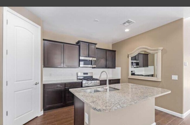 4 BEDROOM IN VISTANCIA photo 4