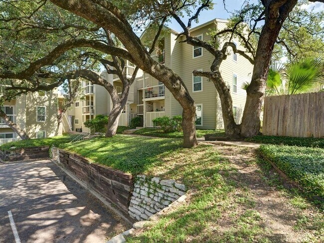 114 E 31st St Austin, TX 78705 photo 2