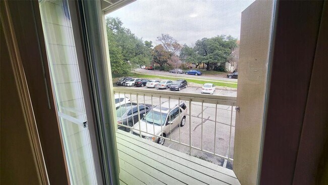 114 E 31st St Austin, TX 78705 photo 4