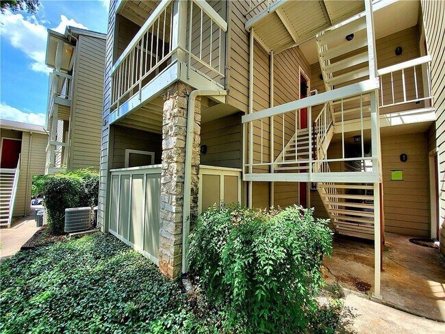 114 E 31st St Austin, TX 78705 photo 3
