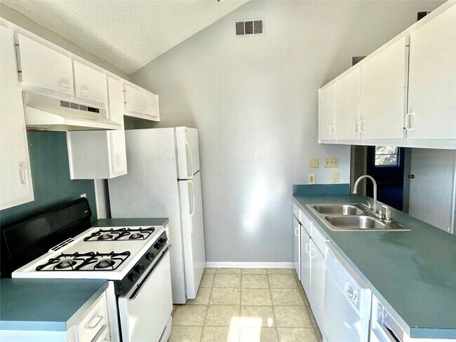 3320 Blumie St Austin, TX 78745 photo 5