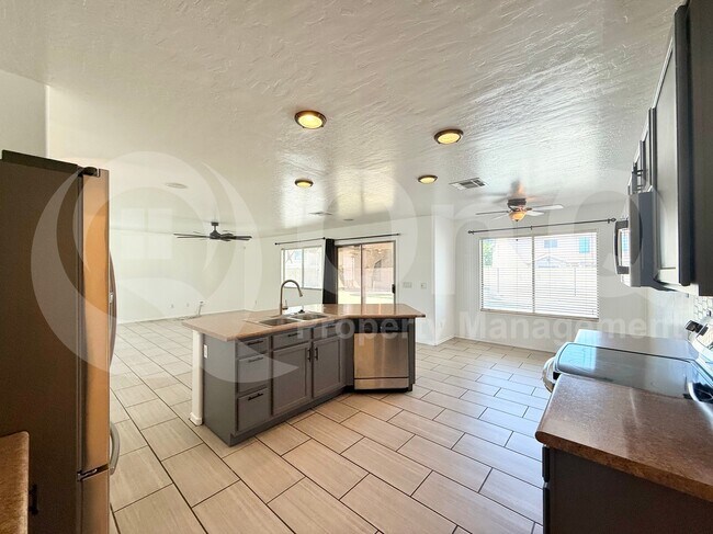 8812 N 67th Dr Peoria, AZ 85345 photo 3