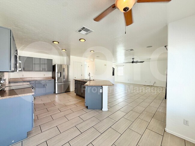 8812 N 67th Dr Peoria, AZ 85345 photo 4