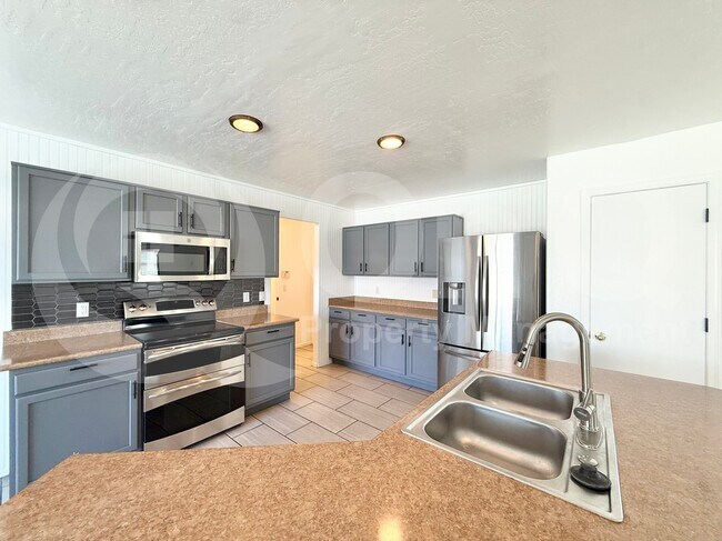 8812 N 67th Dr Peoria, AZ 85345 photo 2