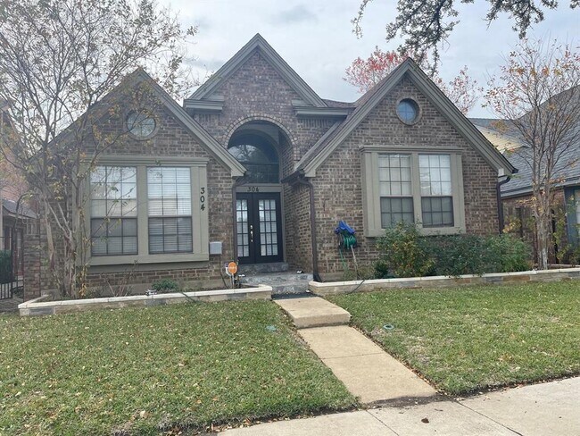 304 Cimarron Trail Irving, TX 75063 photo 2