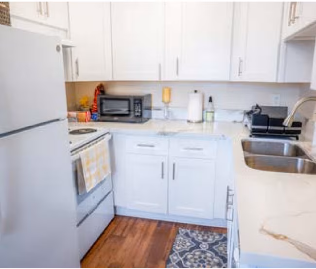 Parkway Plaza Apartments photo 4