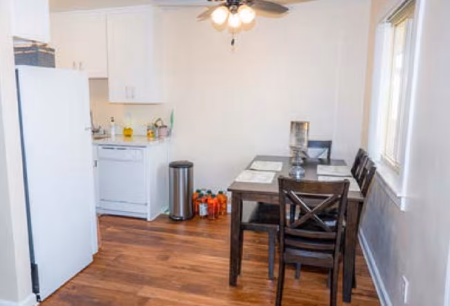 Parkway Plaza Apartments photo 3