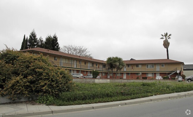 DaCosta Apartments photo 2