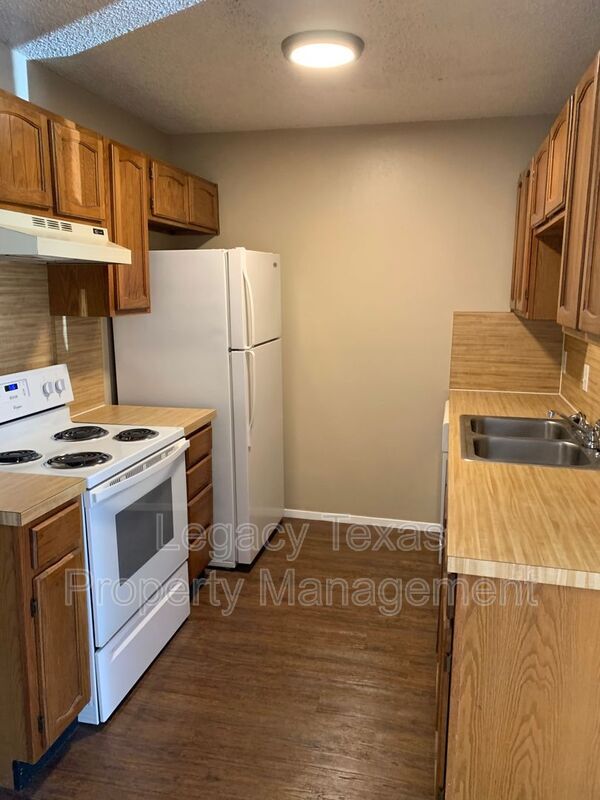 1419 W Kilpatrick St Cleburne, TX 76033 photo 3