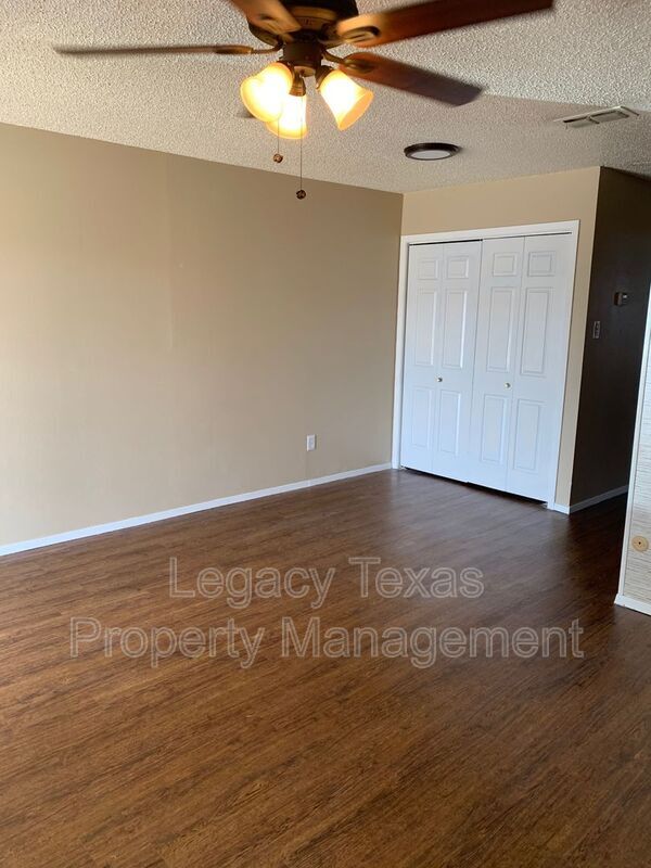 1419 W Kilpatrick St Cleburne, TX 76033 photo 2
