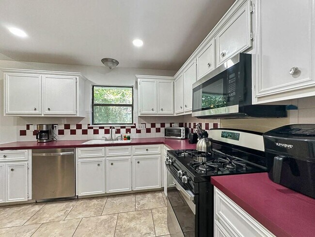 1114 W 3rd St Taylor, TX 76574 photo 4