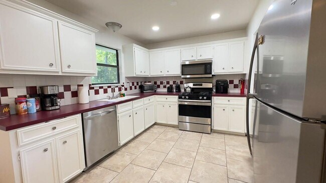 1114 W 3rd St Taylor, TX 76574 photo 3