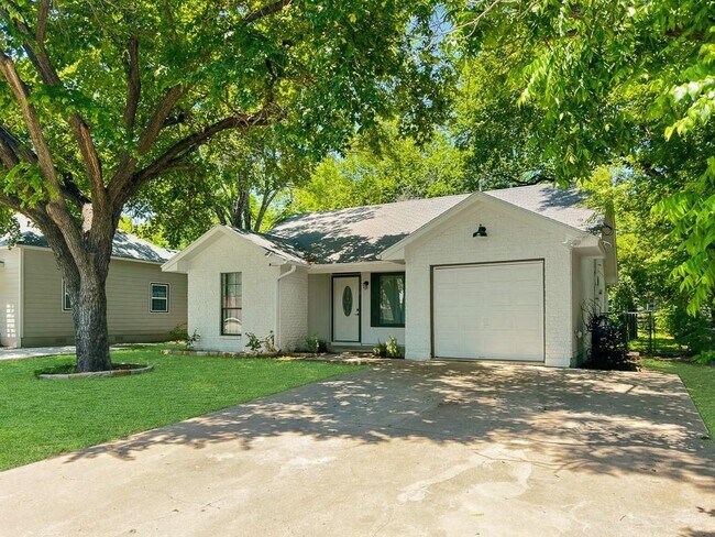 1114 W 3rd St Taylor, TX 76574 photo 2
