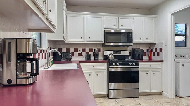 1114 W 3rd St Taylor, TX 76574 photo 5