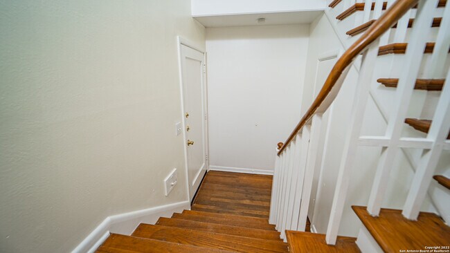 130 E Norwood Ct San Antonio, TX 78212 photo 4