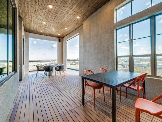 328 Oakhurst Scenic Dr Fort Worth, TX 76111 photo 3