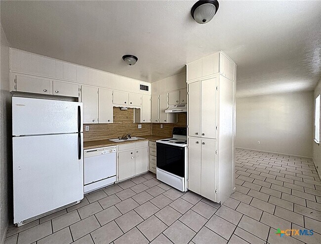 702 N 1st St Copperas Cove, TX 76522 photo 5