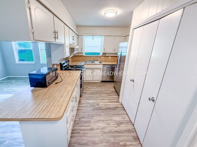 101 Matthew Dr Crowley, TX 76036 photo 4
