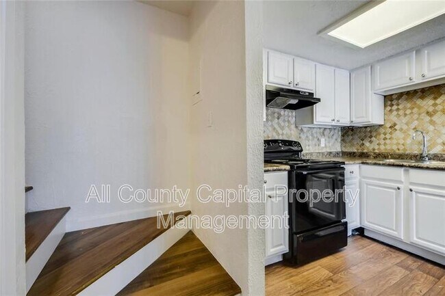 300 Carmen Ct Austin, TX 78752 photo 4