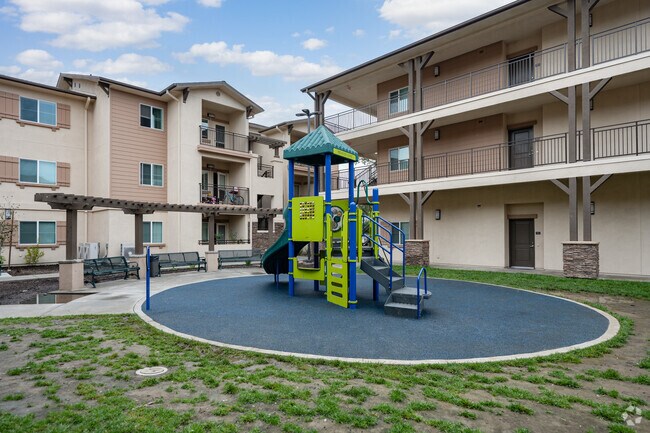 Redwood Views Apartments photo 5
