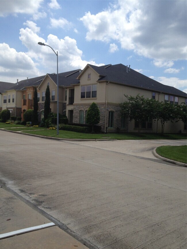 2038 Palm Forest Lane, Houston, TX 77077 photo 3