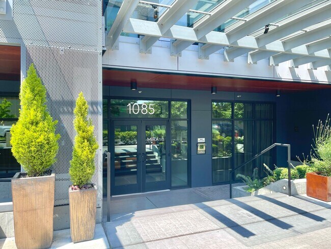 1085 103rd Ave NE Bellevue, WA 98004 photo 2