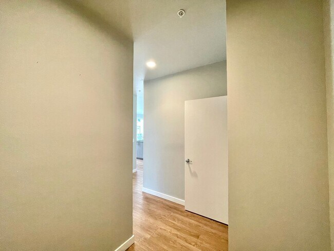 1085 103rd Ave NE Bellevue, WA 98004 photo 3