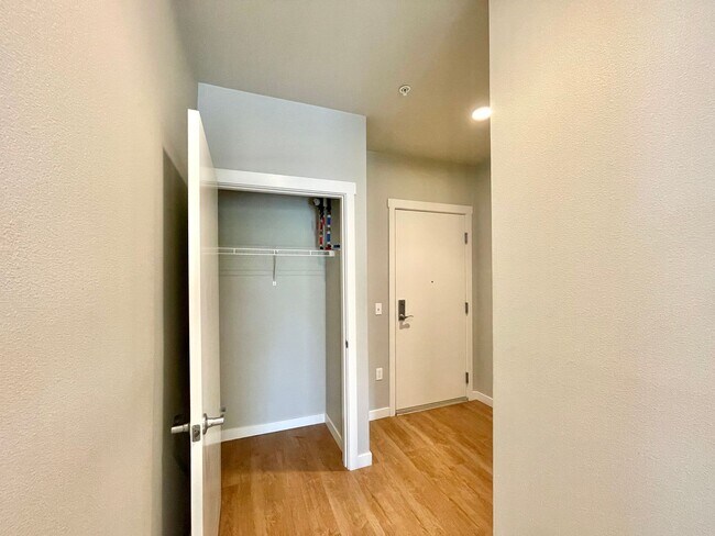 1085 103rd Ave NE Bellevue, WA 98004 photo 4